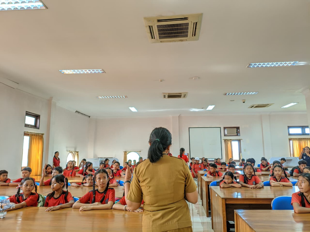 Tingkatkan Literasi, SD 3 Sempidi Gelar Kunjungan Edukasi ke Perpustakaan Sastra Mangutama Kabupaten Badung